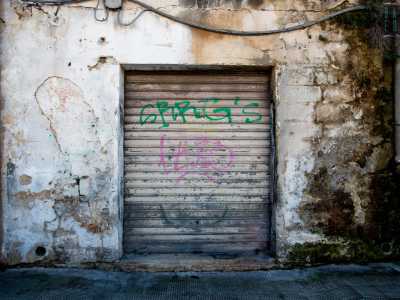 Poco pi� avanti ecco altre sei saracinesche abbassate e prese di mira dai writers
